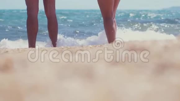 一对夫妇在海边的海滩上一对夫妇站在海滨脚上沾满了水夏天和放松视频的预览图