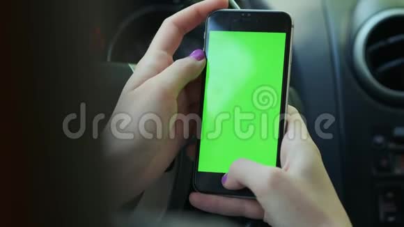 女司机特写车内绿屏城市背景绿屏铬键4k把他的手扫过视频的预览图
