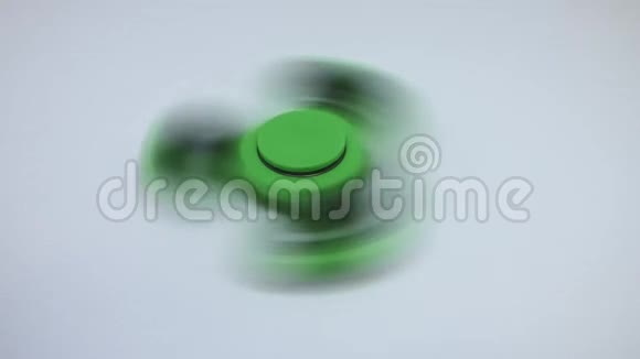 明亮的绿色烦躁的手指旋转在白色背景视频的预览图