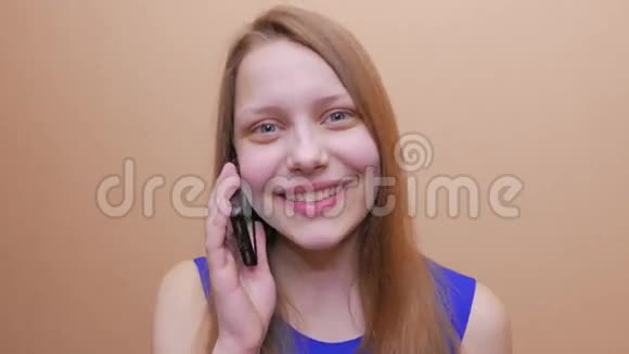 一个年轻而情绪化的少女通过电话交流4KUHD视频的预览图