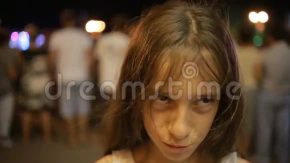 小微笑女孩的脸靠近孩子在城市里笑晚上视频的预览图
