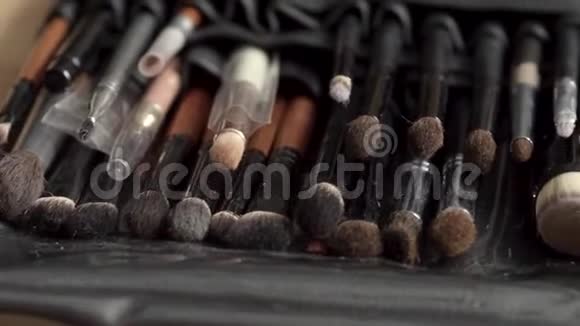 一套木制背景上的化妆刷子视频的预览图