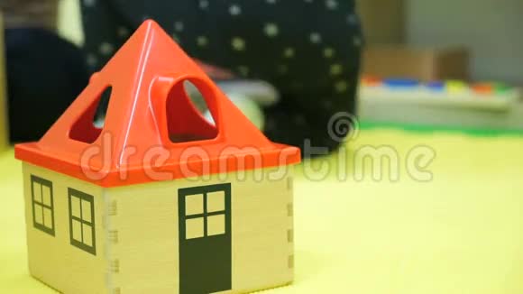 有红色屋顶的儿童玩具屋视频的预览图