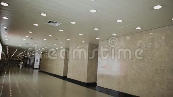 男人走在大厅里的体育走廊里视频的预览图