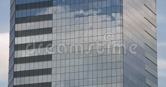云彩反射在玻璃摩天大楼里视频的预览图