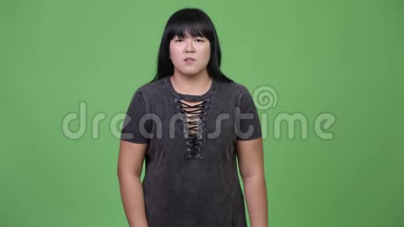 肥胖的亚洲女人得到坏消息视频的预览图