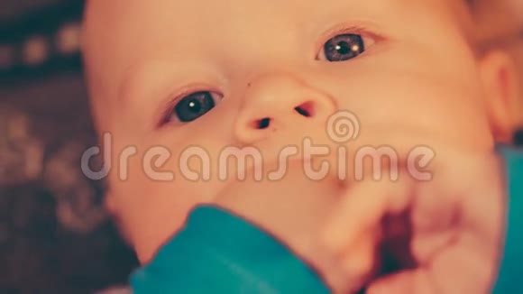 相机移除小婴儿的脸然后失去焦点视频的预览图