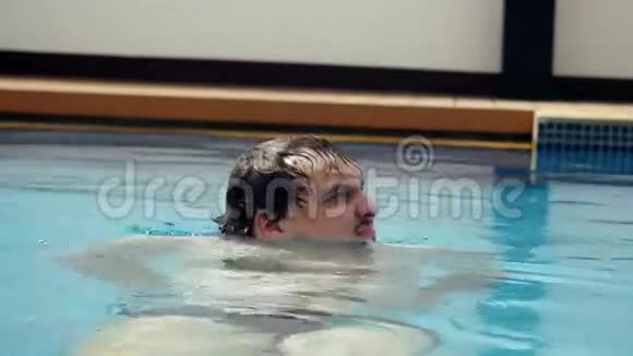 大胡子胖子在游泳池里游泳视频的预览图