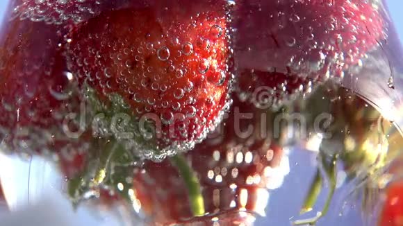 苏打特写中的草莓视频的预览图