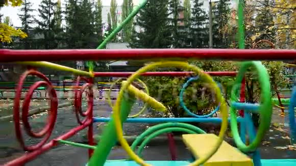 秋天的儿童游乐场视频的预览图