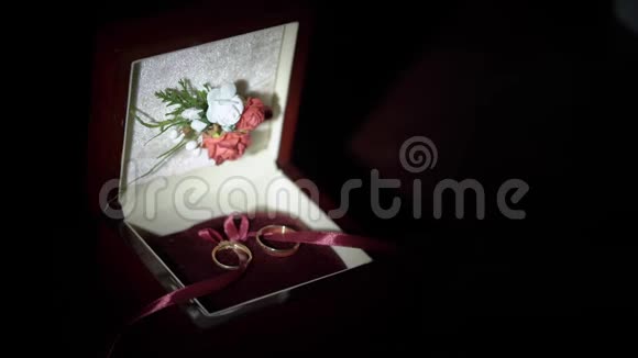 红盒子里的结婚戒指视频的预览图