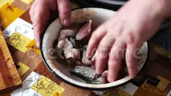 人用香料在碗里搅动鲜鱼视频的预览图