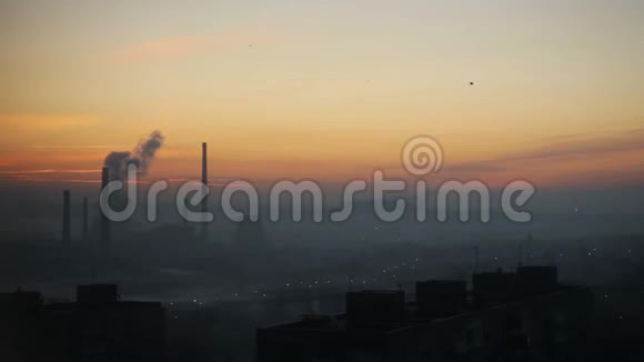 工业城市的日出工厂视频的预览图