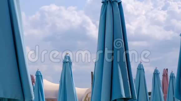用封闭的沙滩伞描绘夏日海滩视频的预览图