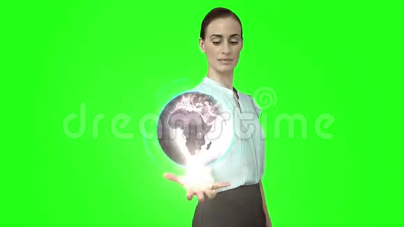 绿屏前有地球仪动画的女商人视频的预览图