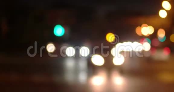 城市交通的模糊夜间镜头通勤者分散注意力的车视频的预览图