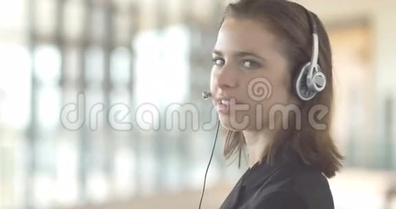 在呼叫中心客户服务中特写微笑的女性宣传片视频的预览图