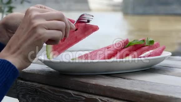 女人清洗红色西瓜片视频的预览图