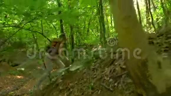 布鲁内特女孩在阳光明媚的森林里爬山4克斯泰德姆视频的预览图
