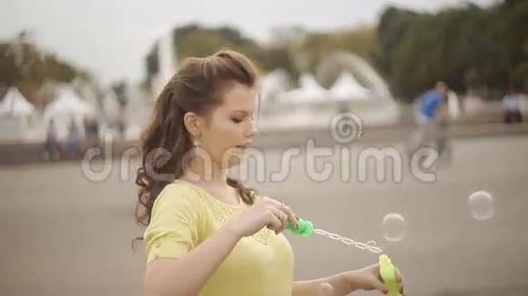 在公园里玩肥皂泡的情侣视频的预览图
