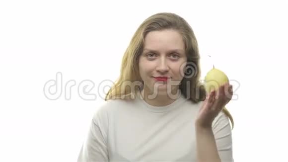 胖女人吃梨视频的预览图