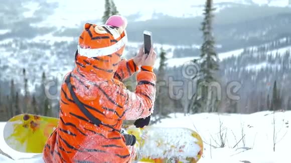 年轻女孩的滑雪板使美丽的全景雪山4k视频的预览图