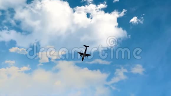 在阴天和晴天飞行的飞机剪影视频的预览图