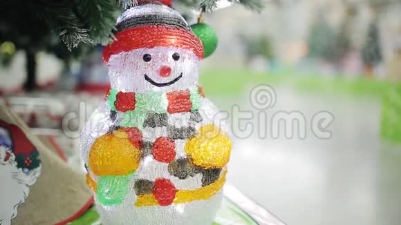 圣诞装饰雪人在圣诞树下闪烁视频的预览图