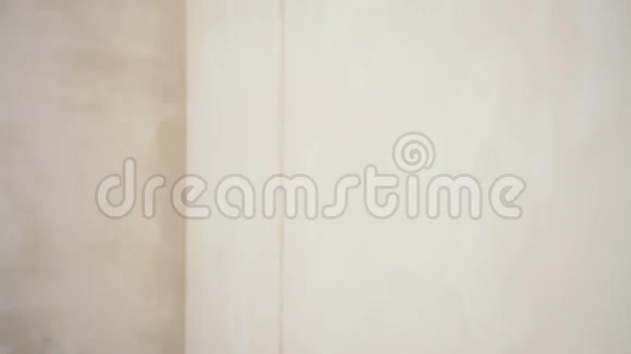 一个漂亮的金发碧眼的墙粉视频的预览图