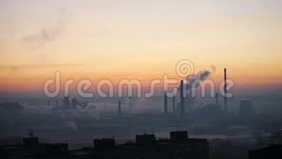 工业城市的日出工厂视频的预览图