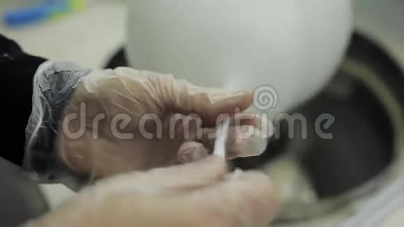 双手特写糖果制作棉花糖一大块棉花糖在棍子上视频的预览图