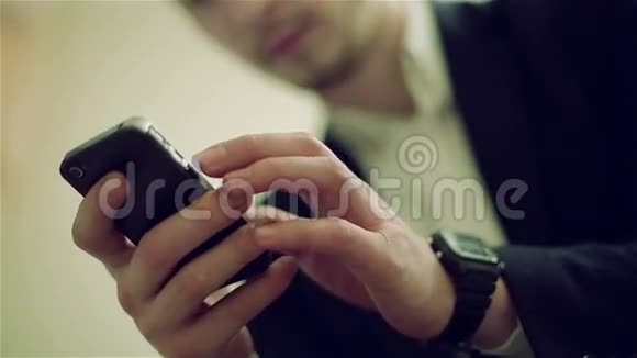 一个人用一只手拿着手机视频的预览图