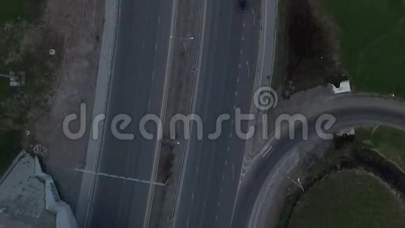 有环形交叉口的公路视频的预览图
