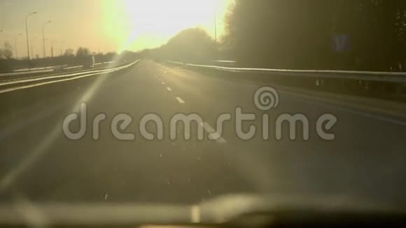 在高速公路上行驶到日落时分视频的预览图