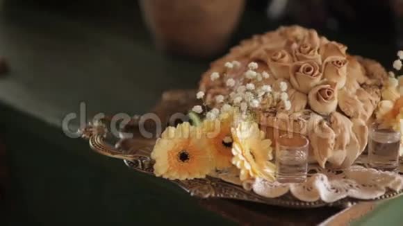 在婚礼派对的托盘里放着盖伯拉雏菊面包视频的预览图