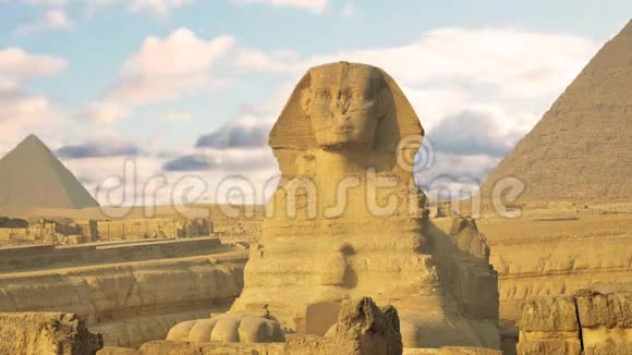 时光流逝在Cheops和狮身人面像金字塔上的云埃及开罗视频的预览图