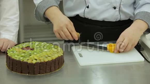 巧克力奶油蛋糕加奇异果和葡萄调味料上面覆盖着果冻视频的预览图
