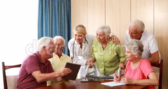 女性医生与老年人互动视频的预览图