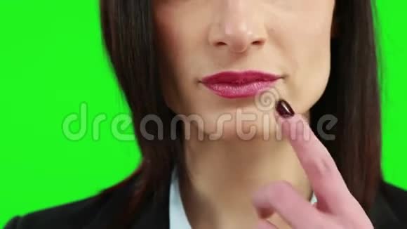 女商人把手指放在嘴唇上视频的预览图