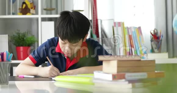 亚洲的青少年用平板电脑做作业表情严肃视频的预览图
