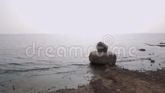 夏季从海岸海岸线上的岩石上拍摄的海面上的空射弹视频的预览图