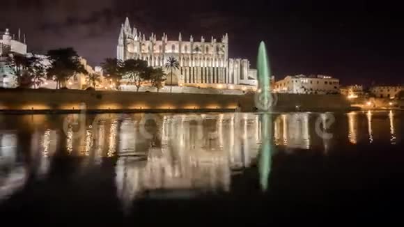 马略卡大教堂晚上旋转摄像机视频的预览图