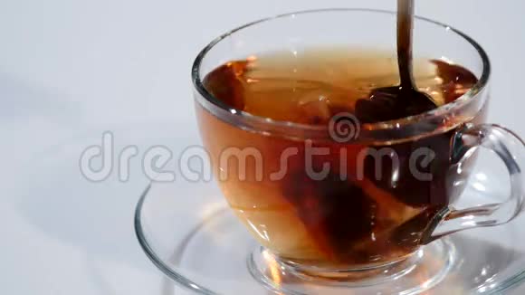 用勺子搅拌杯中的茶视频的预览图