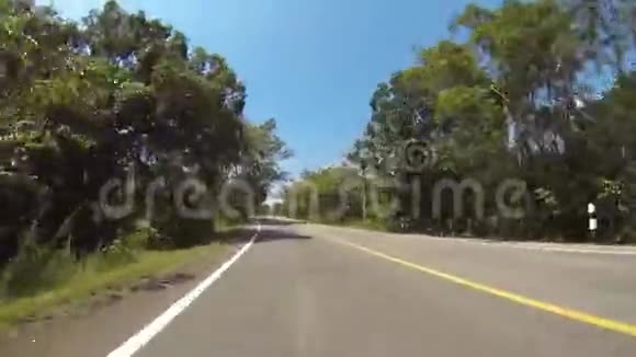 在沥青路上驾驶汽车视频的预览图