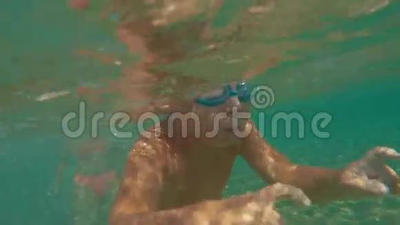 勇敢的小男孩在水下游泳视频的预览图