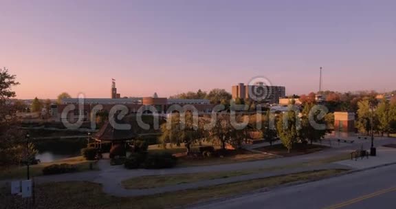 美国田纳西州Maryville学院市中心摩天大楼的空中日落景色视频的预览图
