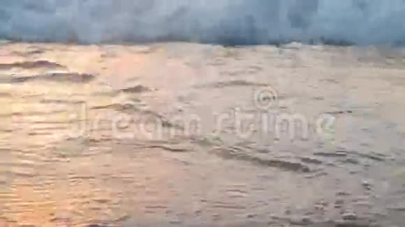 沙滩海浪在日落的海洋视频的预览图