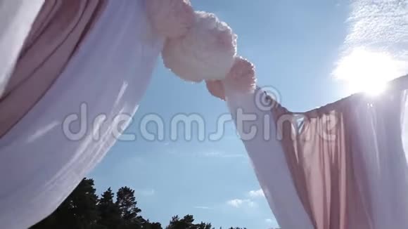 婚礼装饰从白色和红色的鲜花仪式花卉在海边视频的预览图