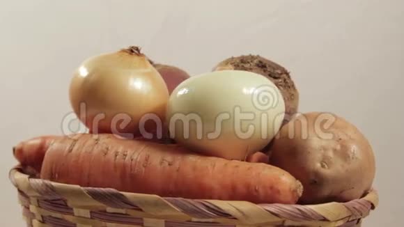 新鲜蔬菜胡萝卜洋葱土豆甜菜视频的预览图