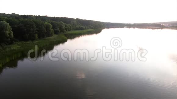 日落时美丽湖景视频的预览图